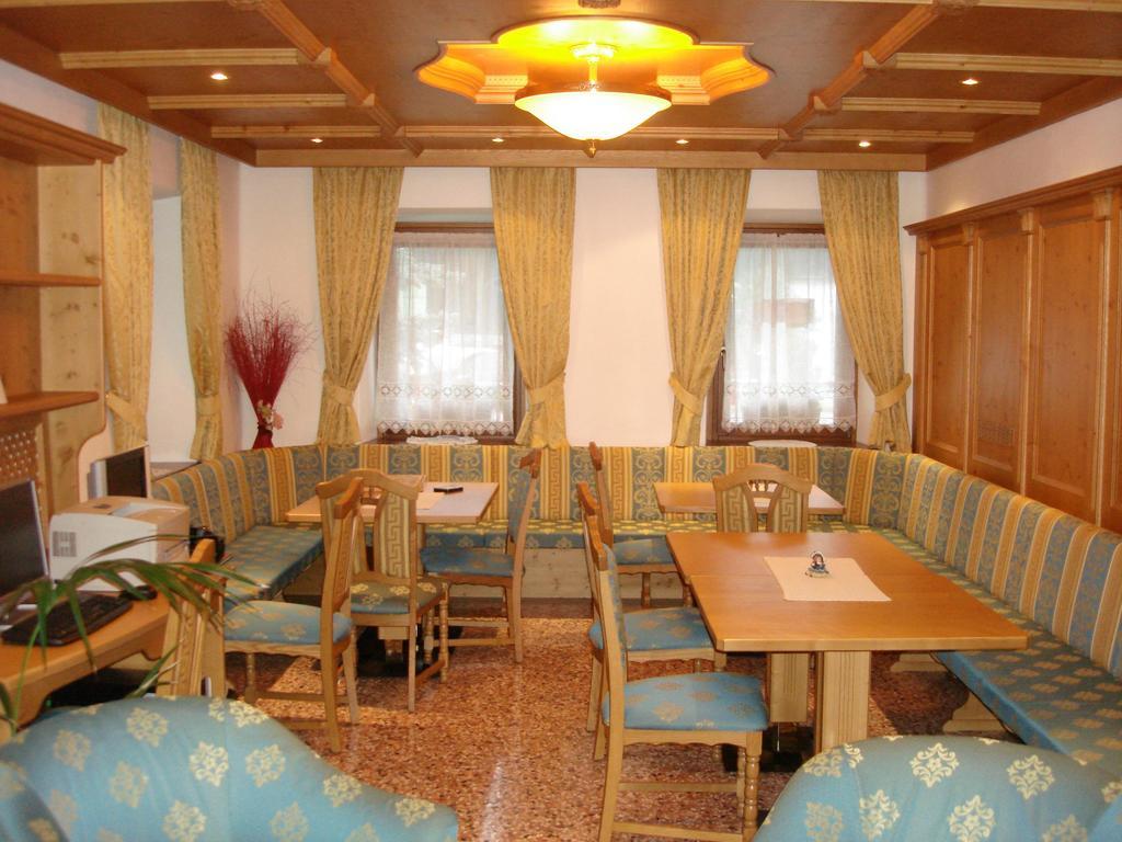 Albergo Garni Ajarnola 奥伦佐卡多利 外观 照片